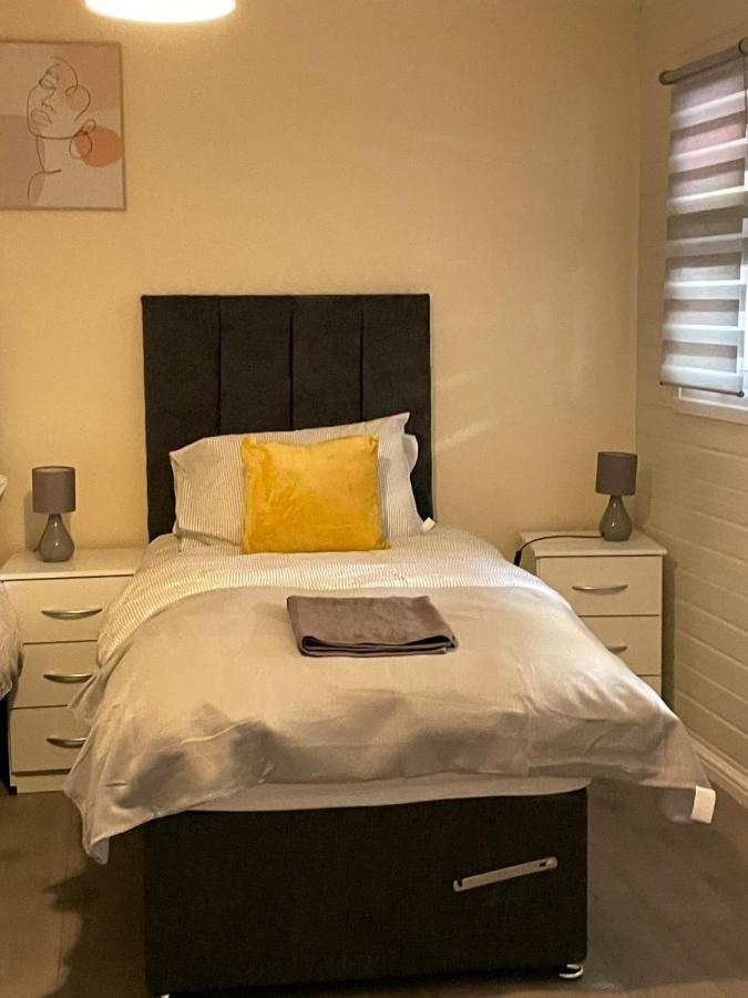 Large, Spacious 3 Bedroom Sleeps 6, Apartment For Contractors And Holidays In Lewisham, Greater London - 1 Free Parking Space & Free Wifi Eksteriør bilde